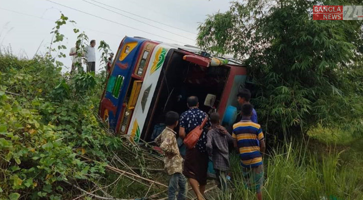 কানাইঘাটে নিয়ন্ত্রণ হারিয়ে বাস খাদে, আহত ১২