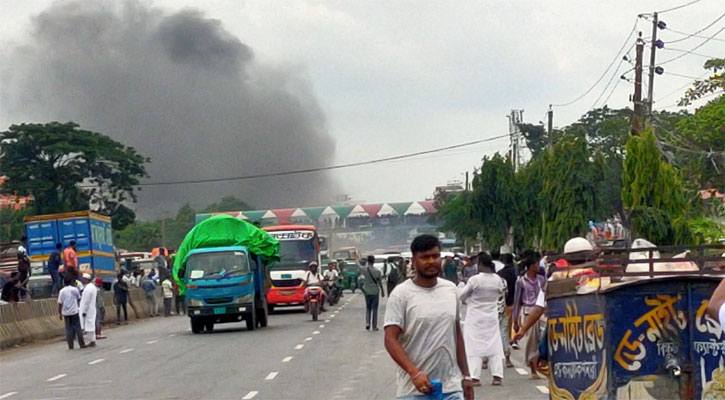 সাইনবোর্ড এলাকায় বিএনপি-পুলিশ সংঘর্ষ, বাসে আগুন