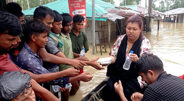 কক্সবাজারে দুর্গতদের পাশে খাবার নিয়ে ইউএনও পূর্বিতা