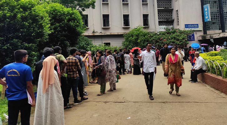 ঢাবিতে হল-বিভাগ উন্নয়ন ফি নিয়ে নবীনদের ভোগান্তি