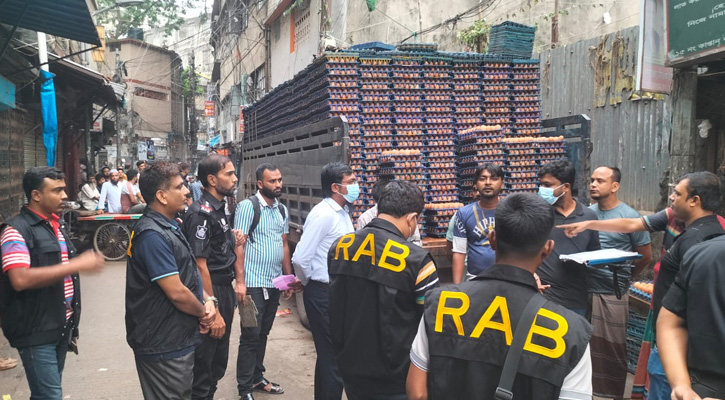 ডিমের দাম নিয়ন্ত্রণে রাজধানীর আড়তে র‍্যাবের অভিযান