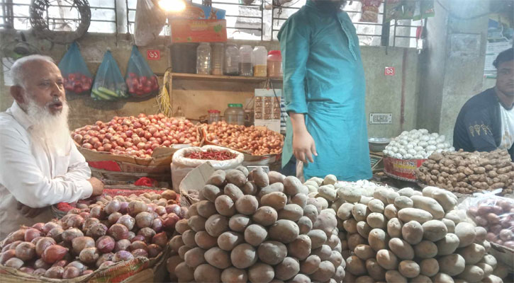 সরকারের বেঁধে দেওয়া দাম মানছে না দোকানিরা 