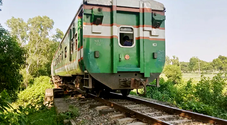 গরমে বেঁকে গেল রেললাইন, ২০ মিনিট আটকা ট্রেন