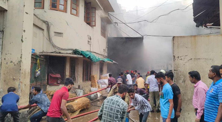 কাকরাইলে এস এ পরিবহন ভবনে লাগা আগুন নিয়ন্ত্রণে 