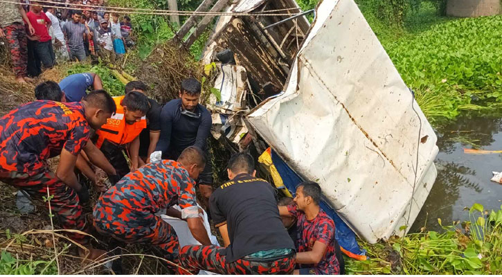 মানিকগঞ্জে বাসের ধাক্কায় লেগুনা খালে, নিহত ৪