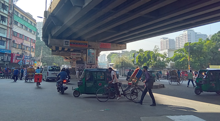 ভোরে যানবাহন কম থাকলেও সকালে বেড়েছে