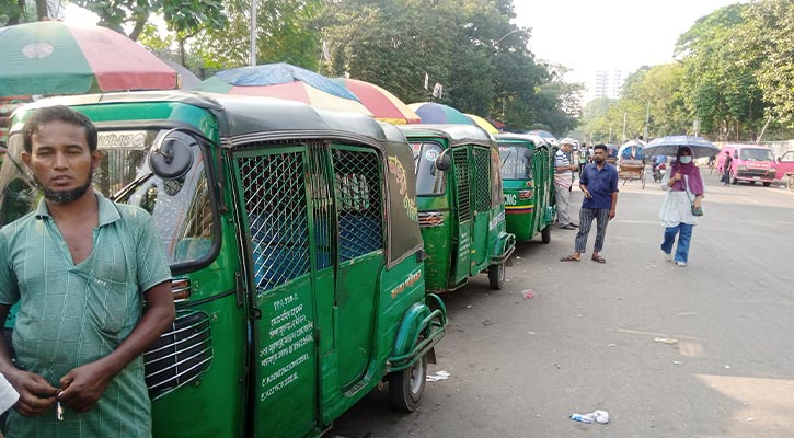 ‘অন্য সময় যাত্রীরা ডাকে, এখন আমরা ডেকেও পাই না’