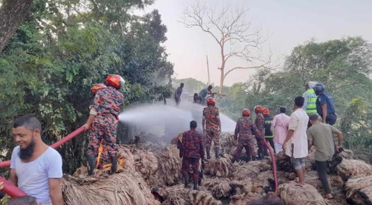 নগরকান্দায় পাটবোঝাই ট্রাকে আগুন