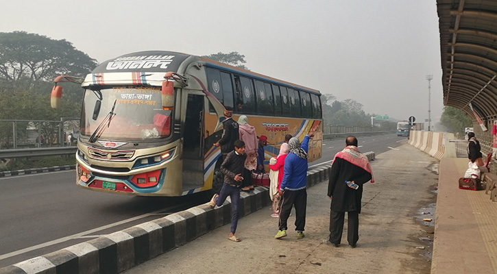 কুয়াশা কেটে উঠেছে রোদ