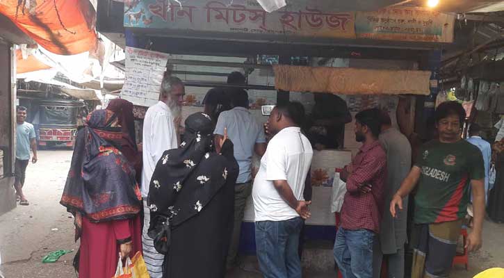 বাগেরহাটে ৬৬৫ টাকা কেজিতে গরুর মাংস পেয়ে খুশি ক্রেতারা