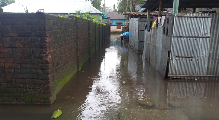 পঞ্চগড়ে ভারী বৃষ্টিপাতে জলাবদ্ধতা, দুর্ভোগে পৌরবাসী