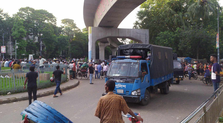 ২৫০-৩০০ মিটার দূরত্বে দুই পক্ষের অবস্থান