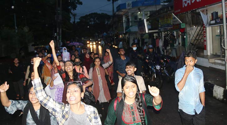 বৃষ্টিতে ভিজে বরিশালে শিক্ষার্থীদের বিক্ষোভ