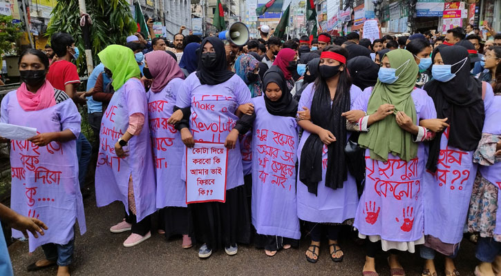 ফেনীতে কাফন জড়িয়ে শিক্ষার্থীদের সড়ক অবরোধ 