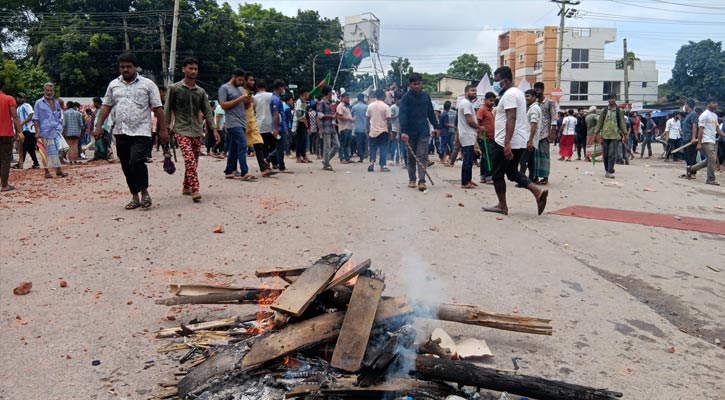 লক্ষ্মীপুরে উপজেলা চেয়ারম্যানের বাসায় আগুন, সংঘর্ষে নিহত বেড়ে ৮