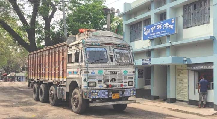 হিলি বন্দরে পণ্যবাহী ৯৬ ট্রাক রেখে ভারতে ফিরে গেলেন চালকরা