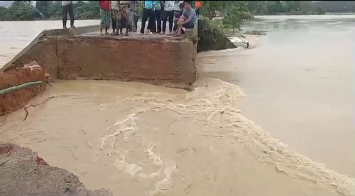 মহালছড়িতে সেতুর সংযোগ সড়ক ভেঙে যোগাযোগ বিচ্ছিন্ন