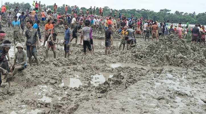 পাইকগাছায় বেড়িবাঁধ ভেঙে ১৩ গ্রাম প্লাবিত, পানিবন্দি ১৫ হাজার মানুষ