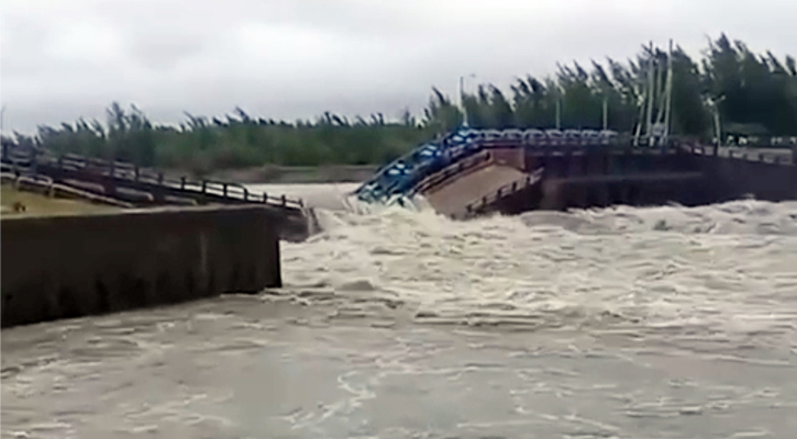 বন্যার পানির ঢলে ভেঙে গেছে মুছাপুর স্লুইসগেট, এলাকাজুড়ে আতঙ্ক