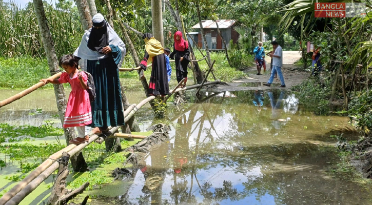 সড়কে বাঁশের সাঁকো, চলাচলে ভোগান্তি