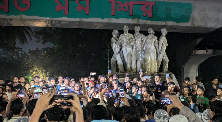 ‘রাজাকার’ স্লোগানে আবারও প্রকম্পিত ঢাবি 