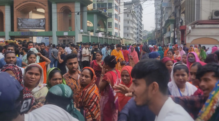 বেতনের জন্য রাজধানীতে সড়কে অবস্থান পোশাক শ্রমিকদের