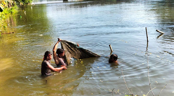 ভুলুয়া নদীর পাঁচ কিলোমিটারে ২০টি বাঁধ, নামছে না বন্যার পানি