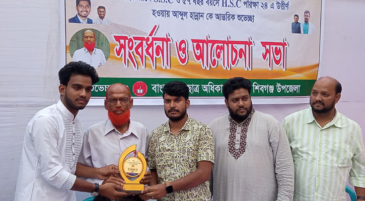 শিবগঞ্জে ৫৭ বছর বয়সে এইচএসসি পাস হান্নানকে সংবর্ধনা