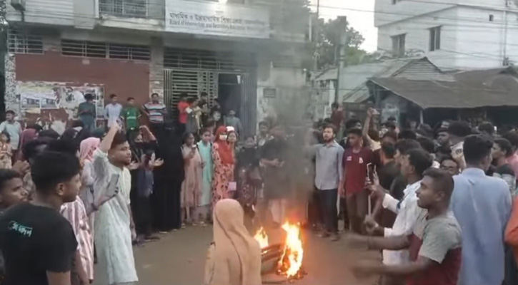 ময়মনসিংহে অটোপাসের দাবিতে শিক্ষা বোর্ড ঘেরাও 