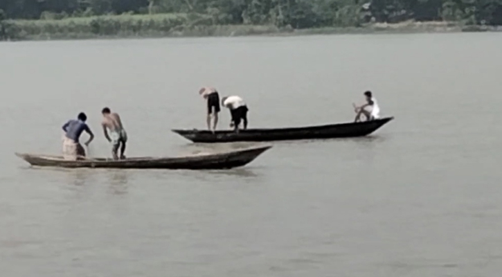 অভিযানেও থামছে না ইলিশ নিধন, রাতে চরে হচ্ছে বেচাকেনা