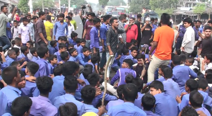 শিক্ষার্থীকে যৌন হয়রানির অভিযোগে মহাসড়ক অবরোধ, প্রধান শিক্ষক আটক