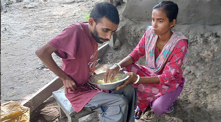 আর্থিক সংকটে চিকিৎসা হচ্ছে না শিকলে বন্দি রতনের