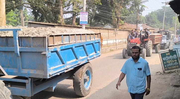 অবৈধভাবে বালু উত্তোলন: ৭ ট্রাক্টর আটক করলেন শিক্ষার্থীরা