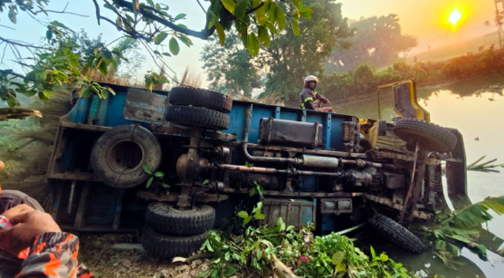 নওগাঁয় ট্রাক উল্টে খাদে, চালক-হেলপার নিহত