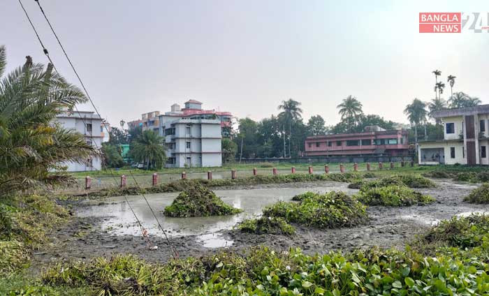 স্কুলের খেলার মাঠতো নয় যেন জলাশয়। ছবিটি হবিগঞ্জ শহর থেকে তুলেছেন বদরুল আলম।